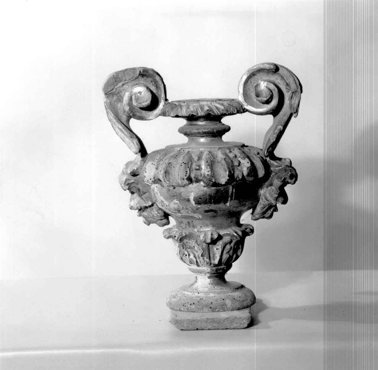 vaso d'altare con composizione floreale, serie - ambito parmense (sec. XVIII)