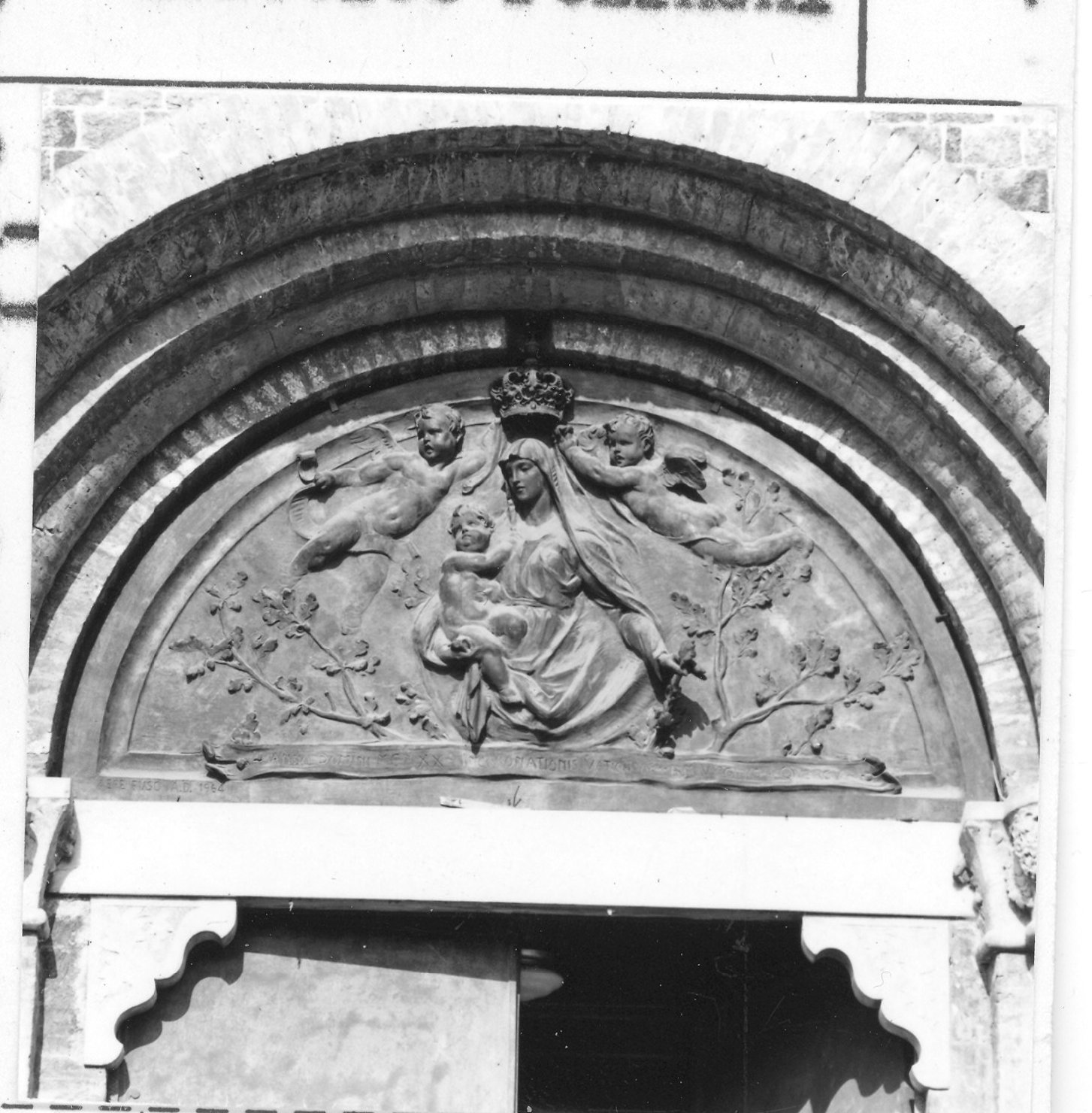 Incoronazione della Madonna della Quercia (decorazione plastica) di Poliaghi Ludovico (sec. XX)