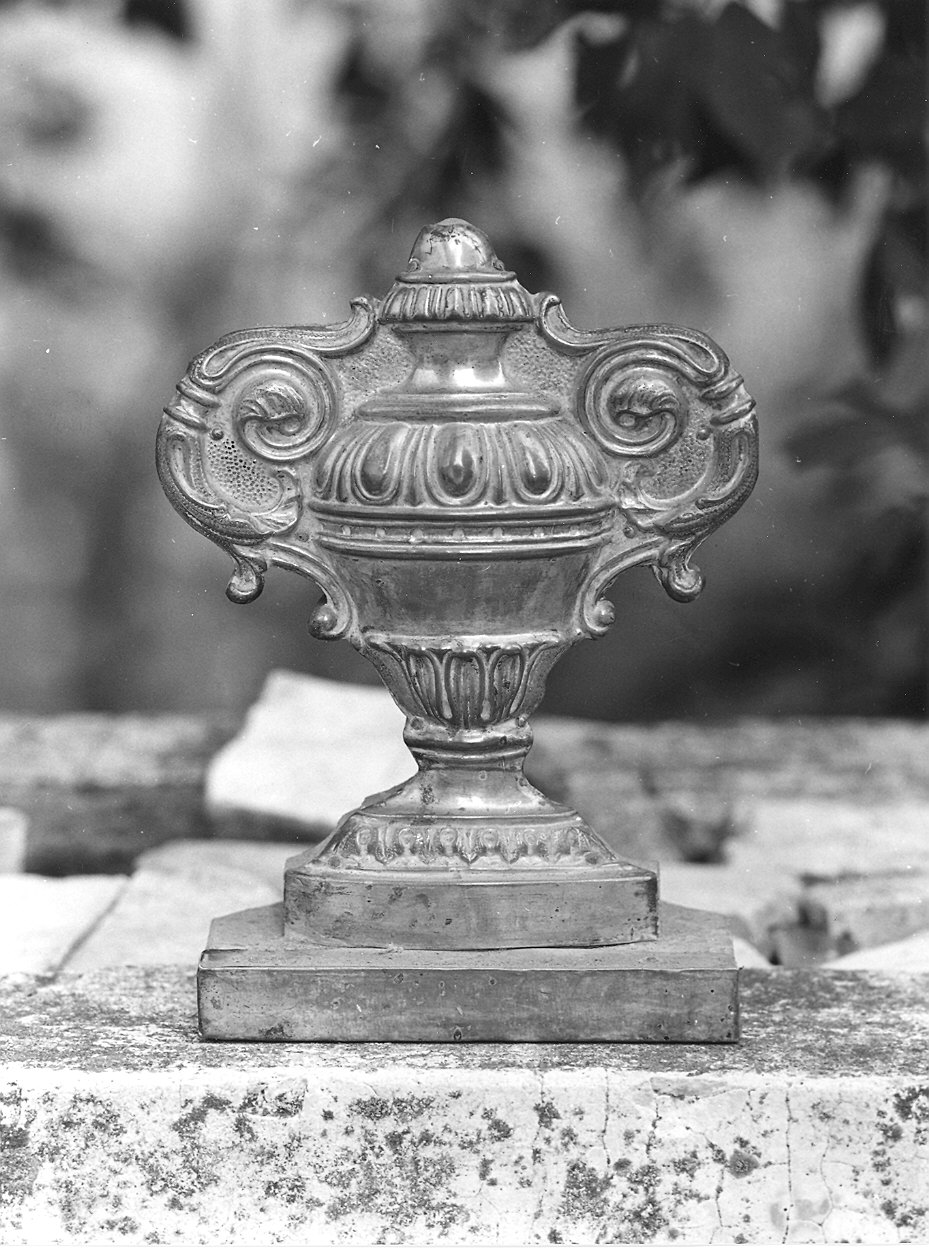 vaso d'altare con composizione floreale - ambito piacentino (inizio sec. XIX)