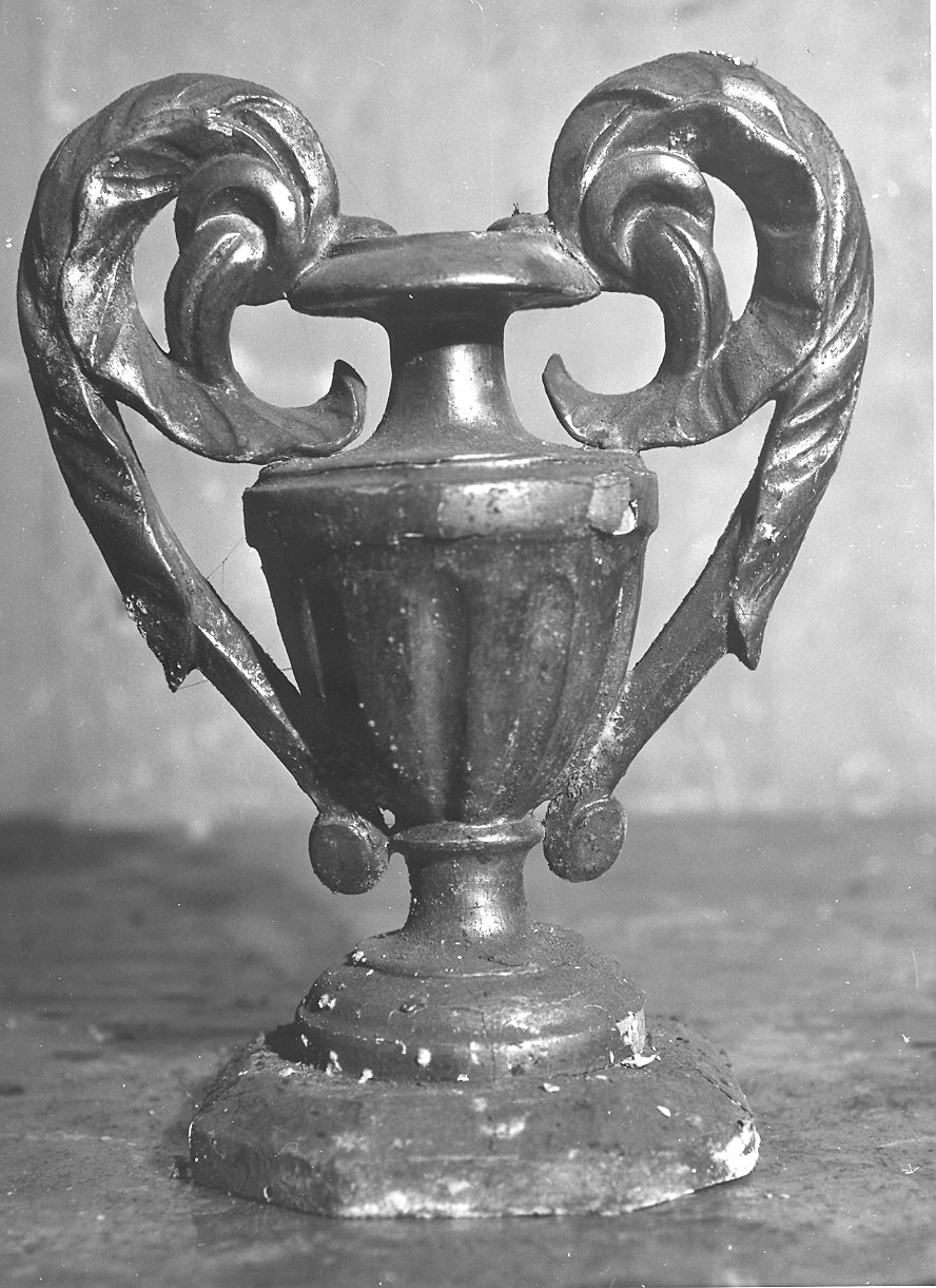 vaso d'altare con composizione floreale, coppia - ambito parmense (seconda metà sec. XVIII)