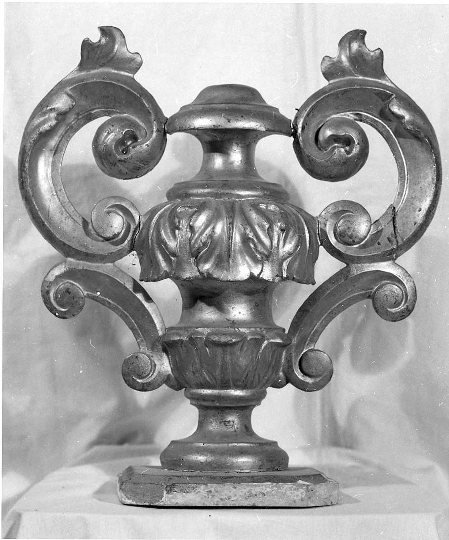 vaso d'altare con composizione floreale, serie - ambito piacentino (sec. XIX)