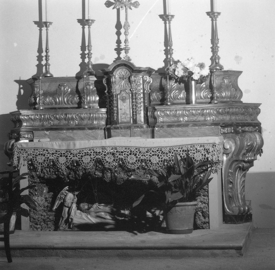 Cristo nel sepolcro e angeli (gruppo scultoreo) - produzione Italia settentrionale (primo quarto sec. XX)
