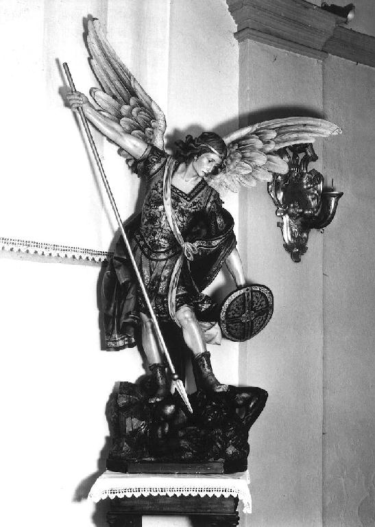 San Michele Arcangelo sconfigge Satana (gruppo scultoreo) - produzione Italia settentrionale (sec. XX)