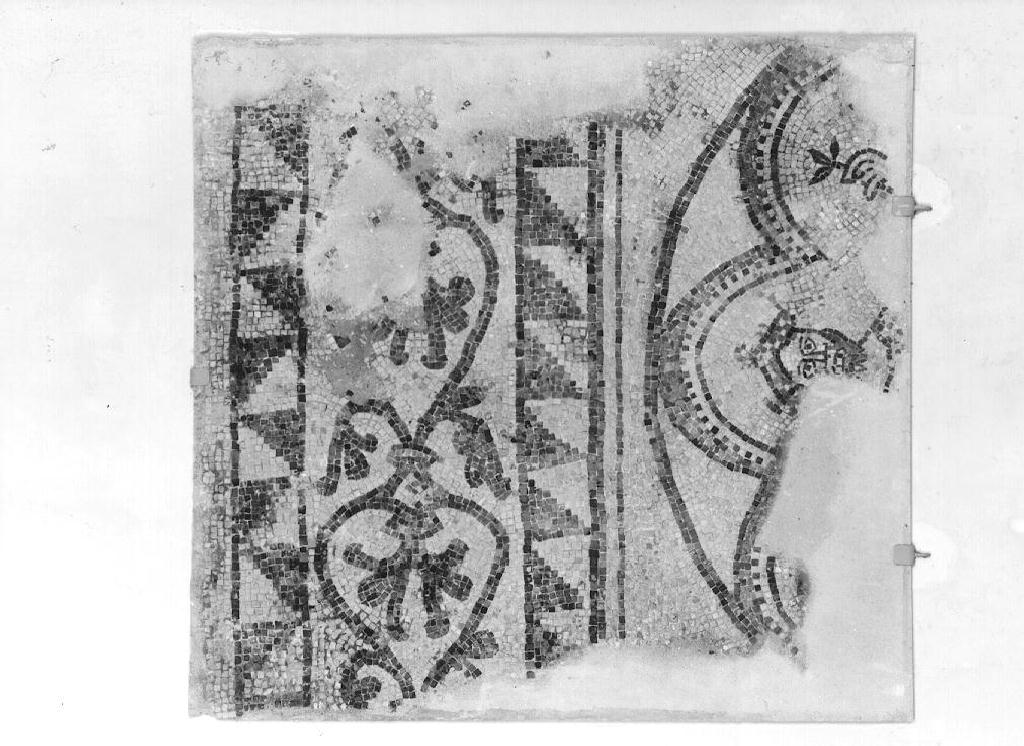 motivo decorativo geometrico e vegetale con architettura e figura maschile (pavimento, frammento) - ambito lombardo (prima metà sec. XII)