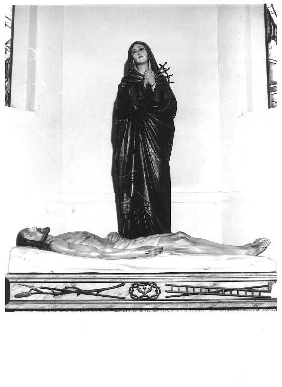Pietà (gruppo scultoreo) - produzione di Ortisei (sec. XX)