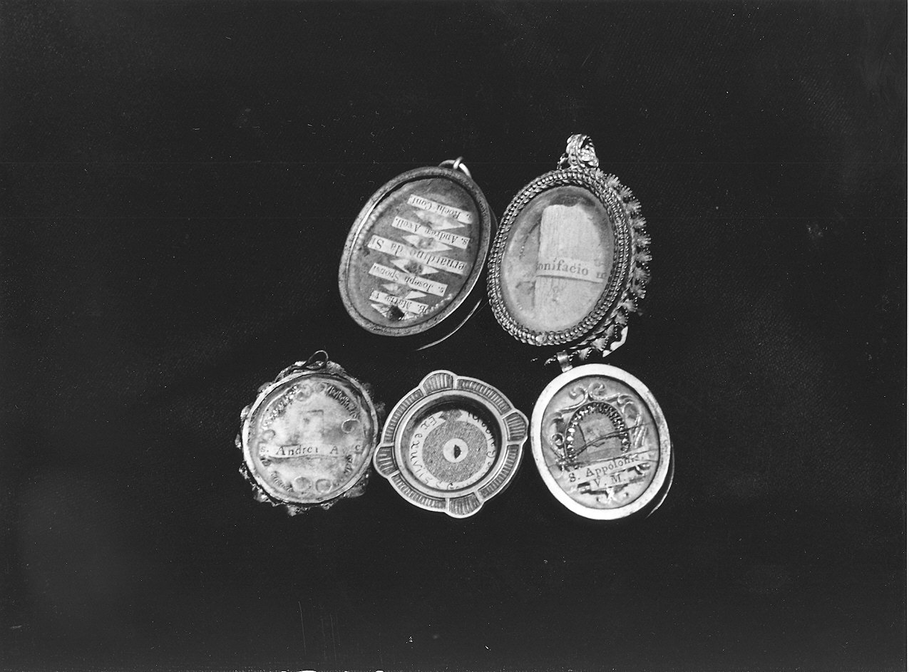 reliquiario a capsula - a medaglione, serie - ambito parmense (fine/inizio secc. XIX/ XX)
