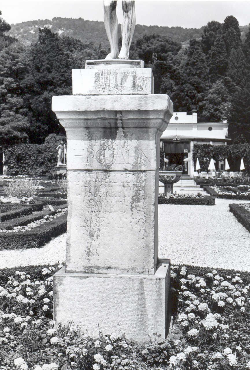 piedistallo di statua, elemento d'insieme - ambito europeo (metà sec. XIX)
