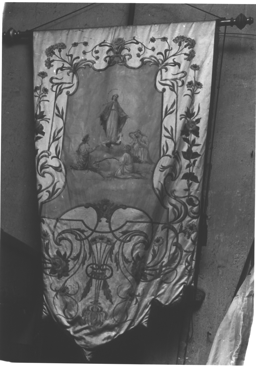 Madonna Immacolata/ motivi decorativi floreali (stendardo processionale, opera isolata) - manifattura ligure (primo quarto sec. XX)