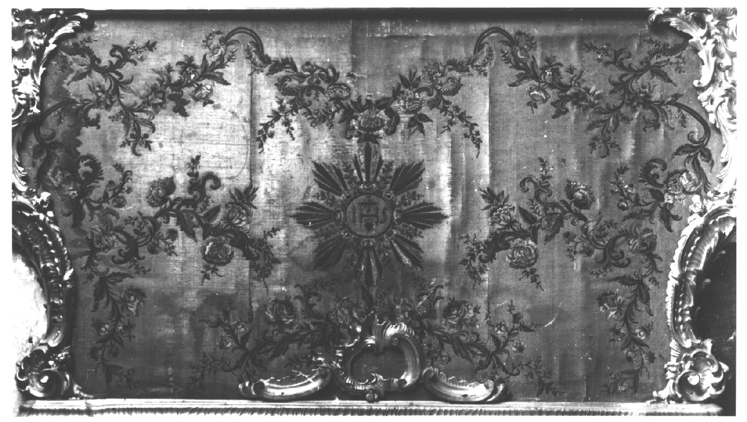 motivi decorativi floreali/ simboli eucaristici (paliotto, opera isolata) - manifattura ligure (sec. XVIII)