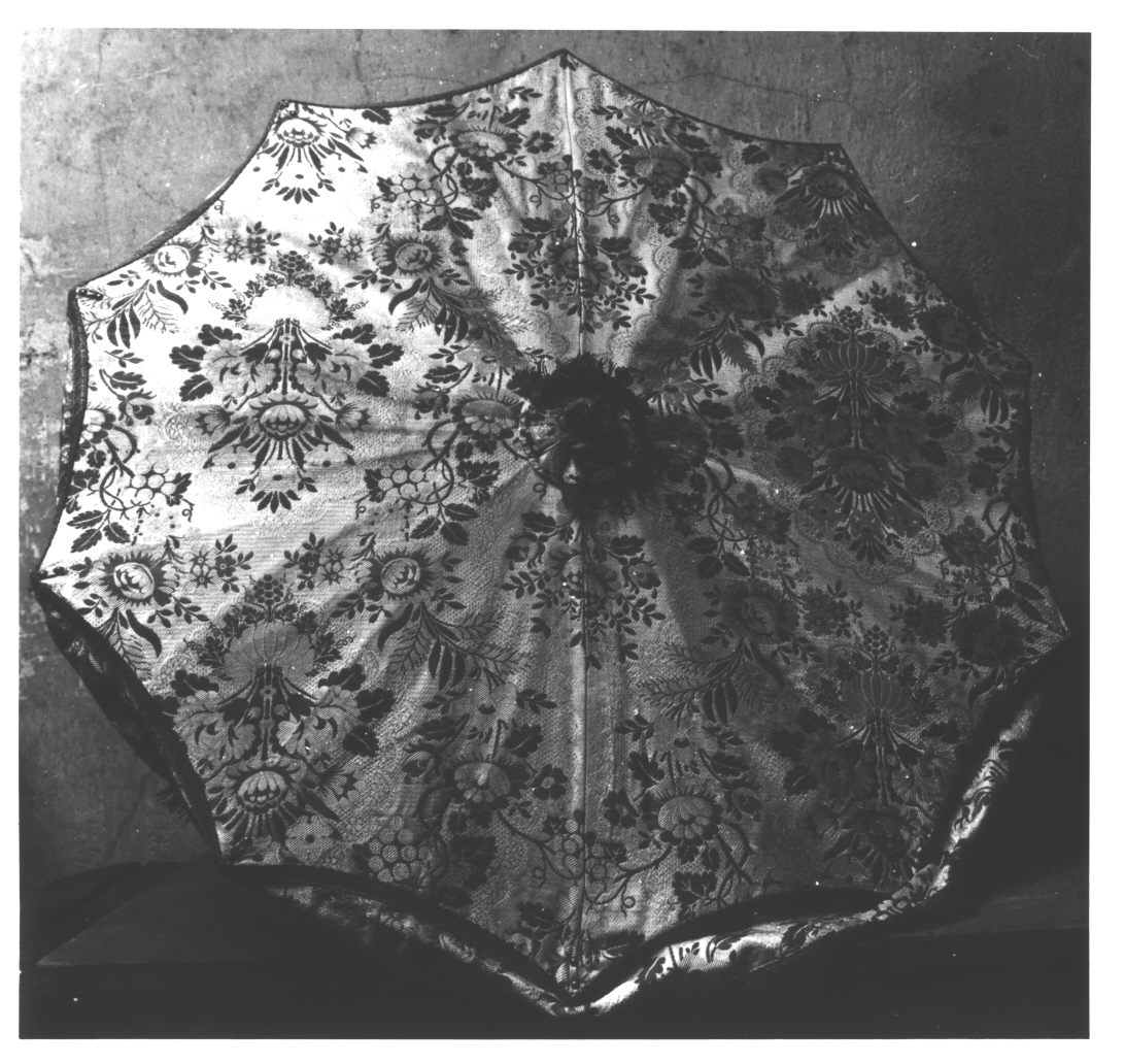motivi decorativi floreali/ grappolo d'uva (ombrello, opera isolata) - manifattura ligure (ultimo quarto sec. XIX)