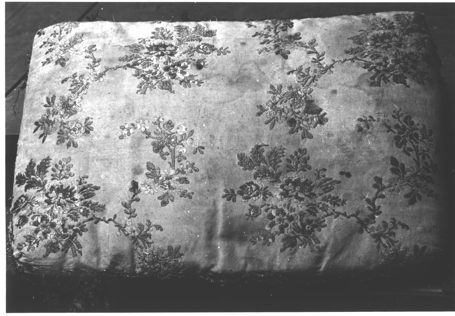 motivi decorativi floreali (cuscino, opera isolata) - manifattura ligure (seconda metà sec. XVIII)