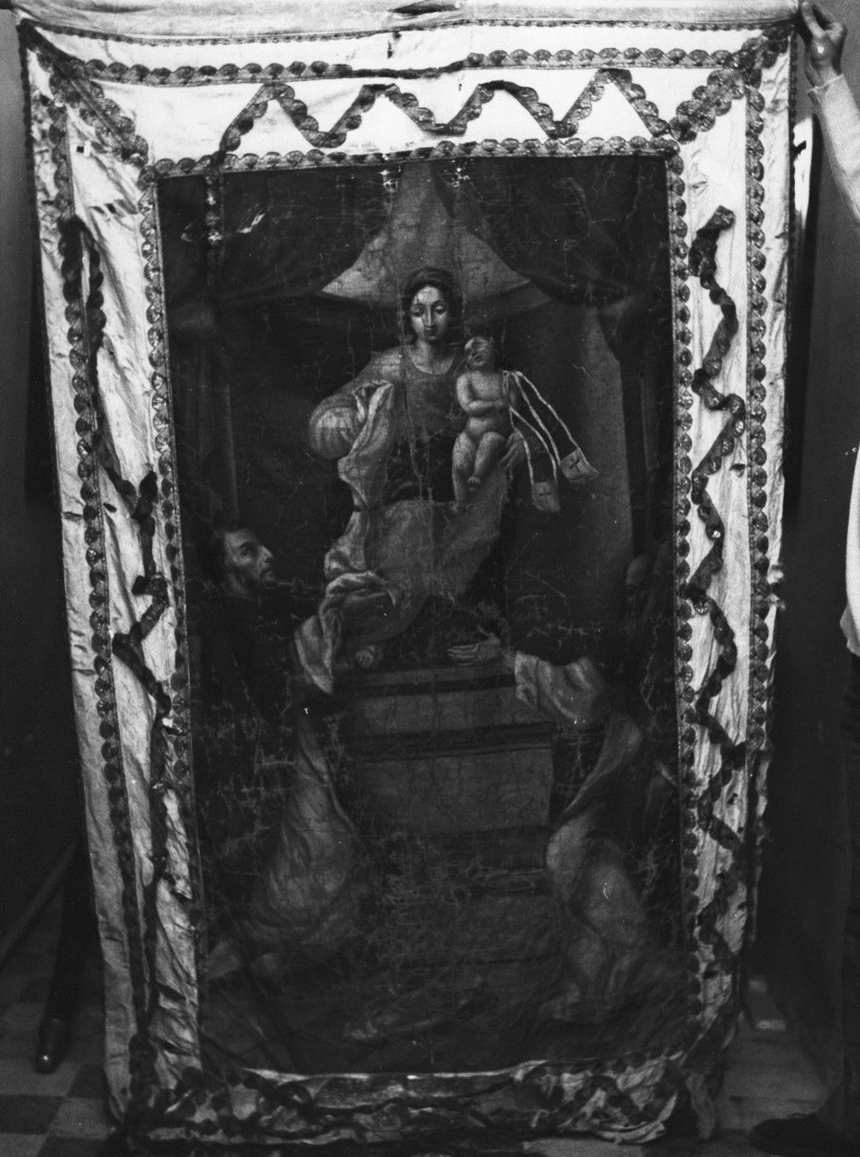 Madonna del Buon Rimedio con San Giovanni di Matha e San Felice di Valois (stendardo, insieme) di Bruno Francesco (attribuito) (fine/inizio secc. XVII/ XVIII)