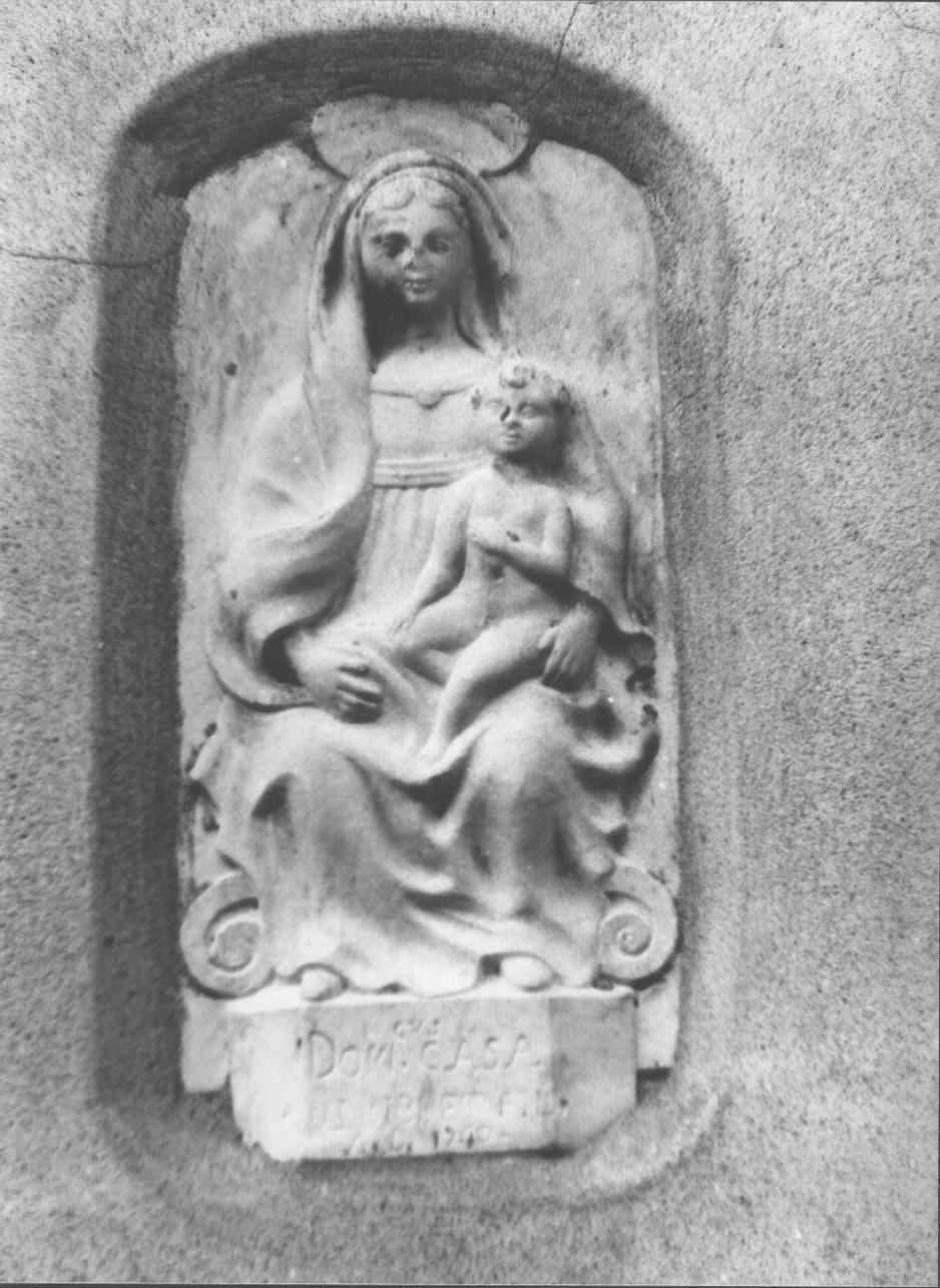 Madonna con Bambino in trono (edicola, opera isolata) - bottega tosco-ligure (sec. XVIII)