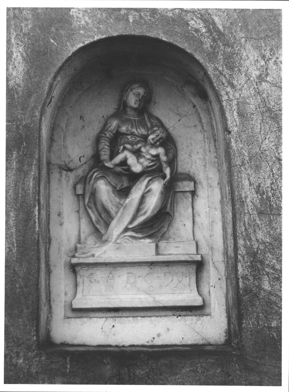 Madonna con Bambino in trono (edicola, opera isolata) - bottega tosco-ligure (sec. XVII)