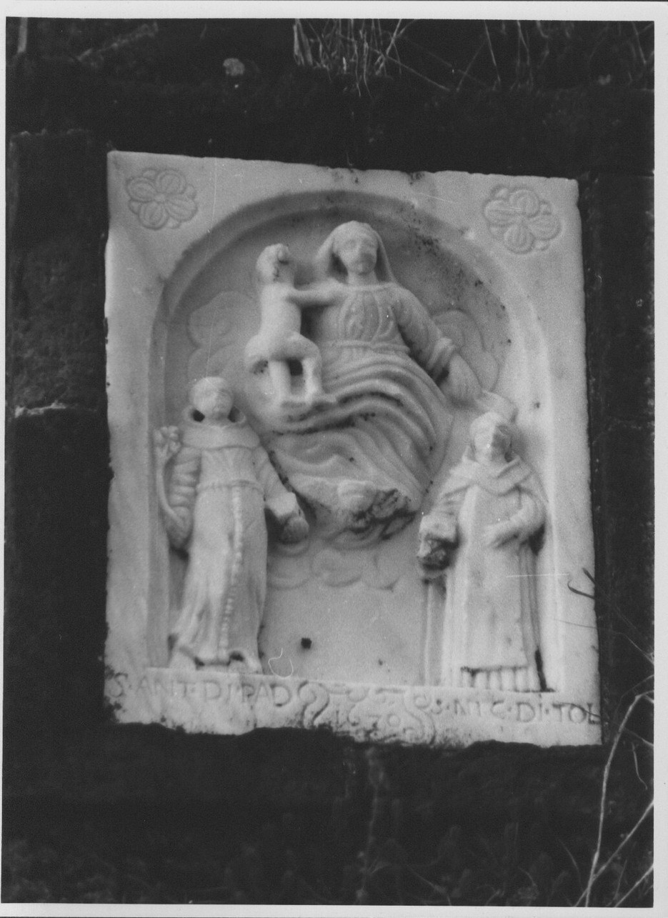 Madonna con Bambino, Sant'Antonio da Padova e San Nicola da Tolentino (edicola, opera isolata) - bottega tosco-ligure (sec. XVII)