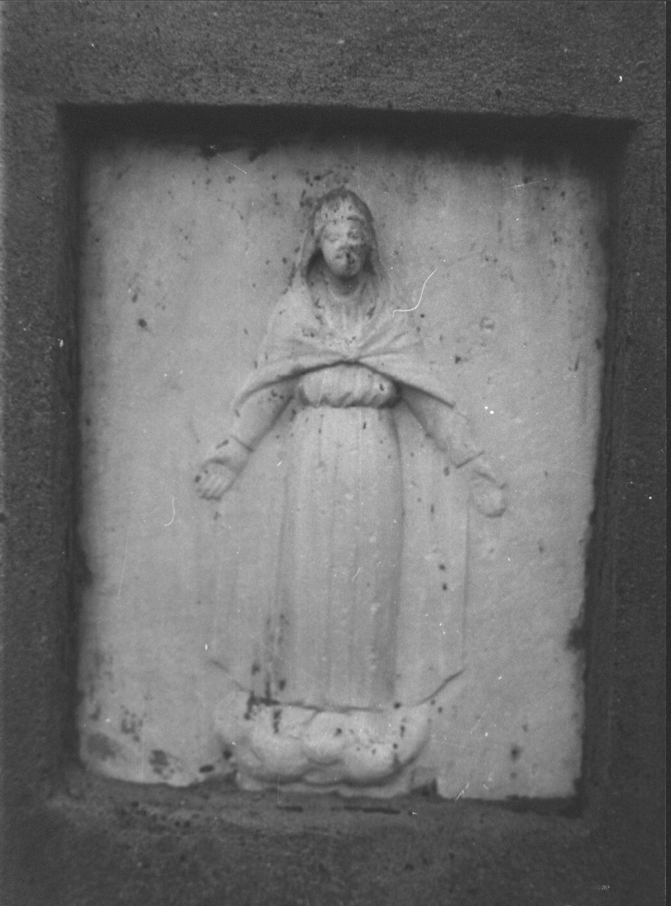 Madonna della Misericordia (edicola, opera isolata) - bottega tosco-ligure (sec. XVIII)