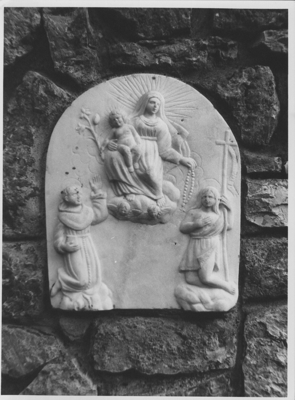 Madonna del Rosario con Sant'Antonio da Padova e San Giovanni Battista (edicola, opera isolata) - bottega tosco-ligure (sec. XVIII)
