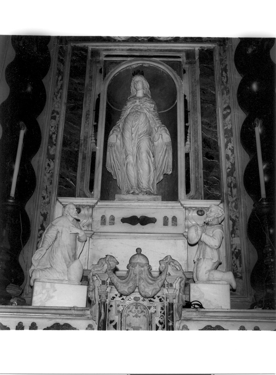 Madonna della Misericordia (statua, elemento d'insieme) - bottega ligure (fine/inizio secc. XVI/ XVII)
