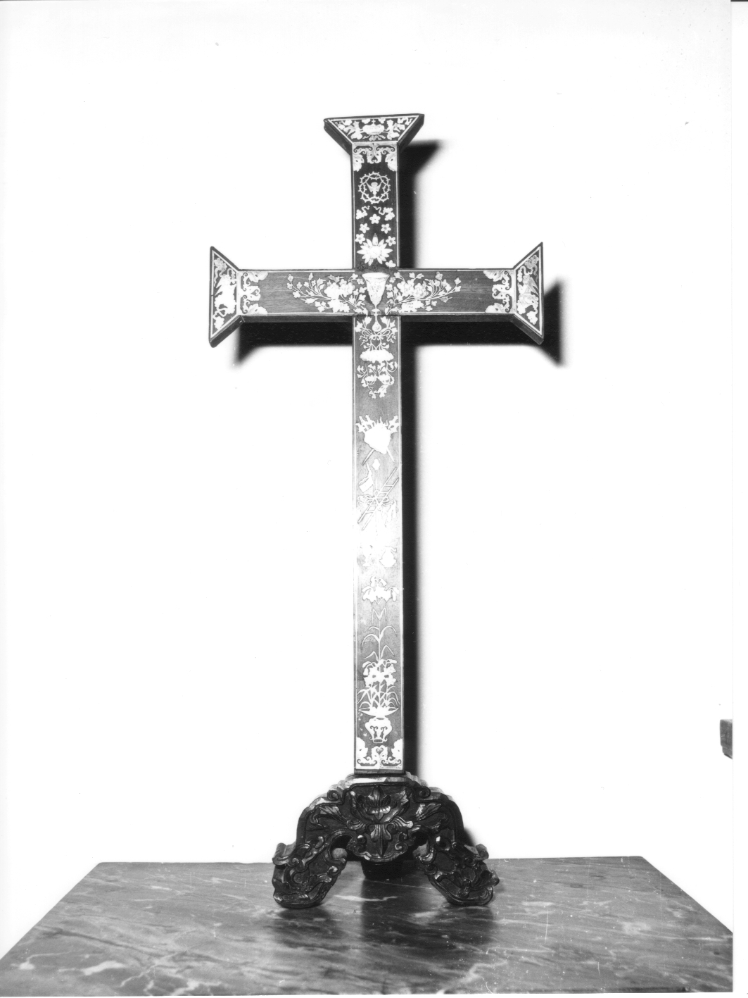 simboli e strumenti della passione (croce d'altare, opera isolata) - bottega orientale (?) (sec. XIX)