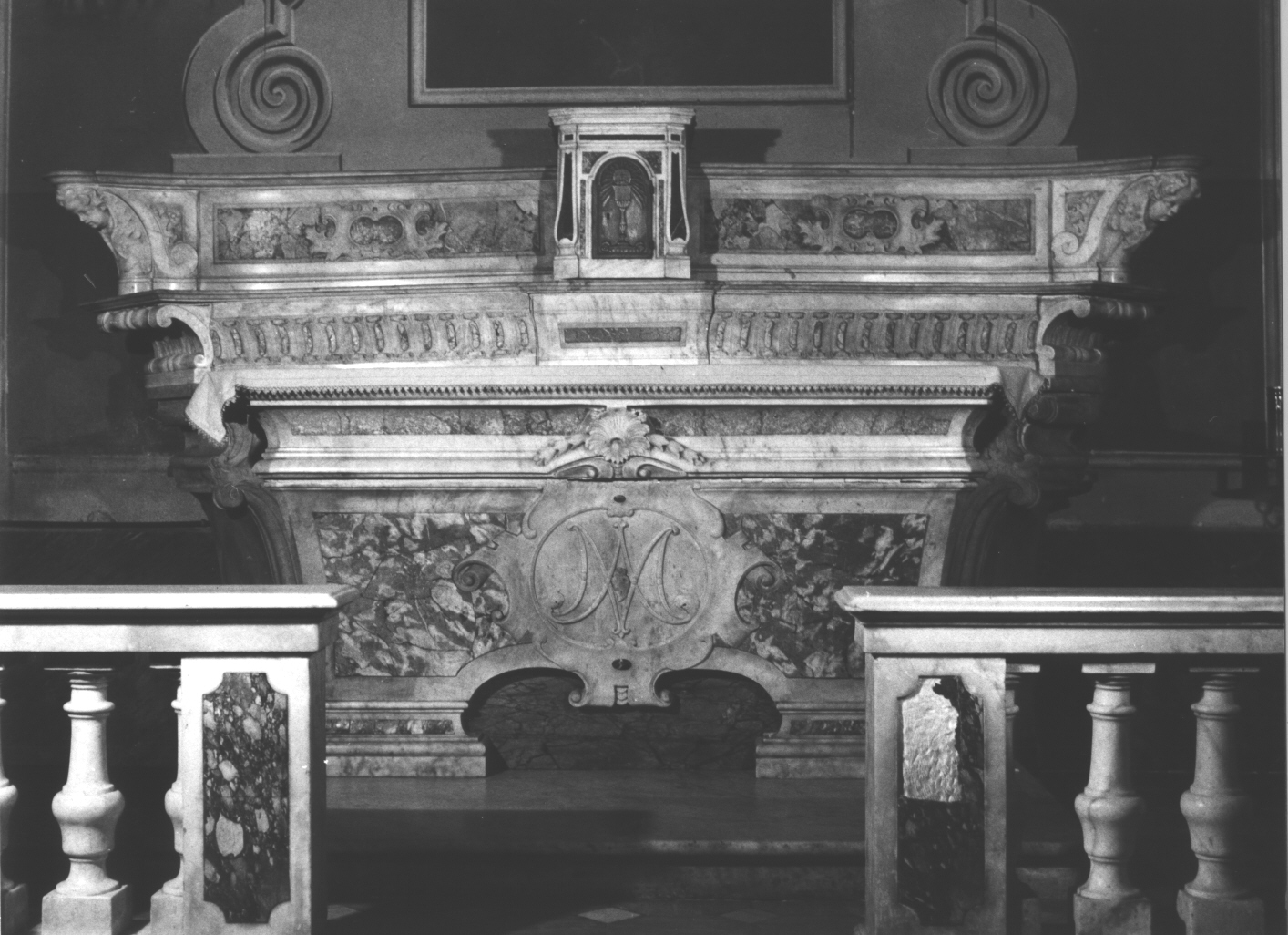 motivi decorativi a volute/ testa alata/ ostensorio (altare, opera isolata) - bottega ligure (sec. XIX)