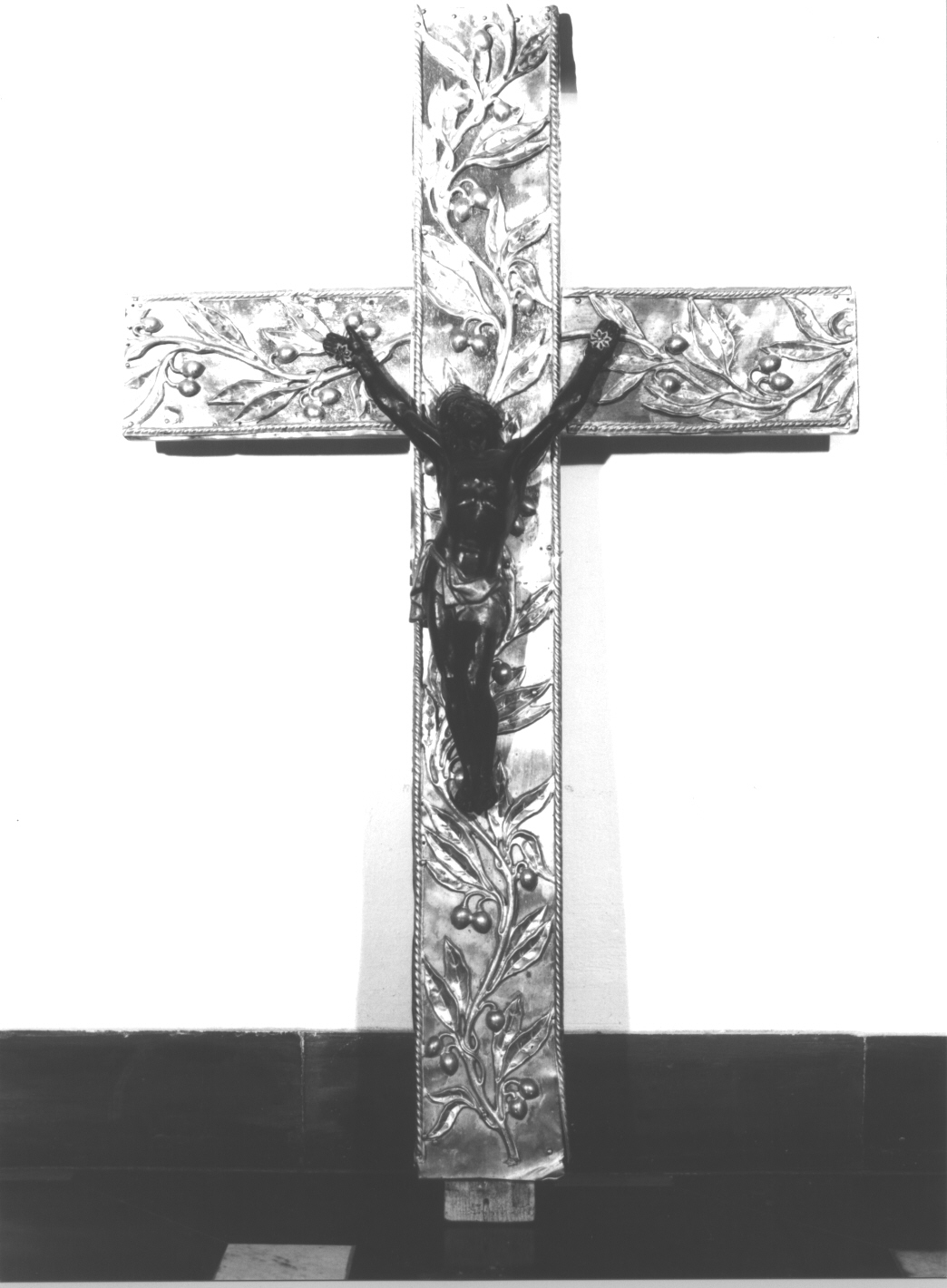 Cristo crocifisso/ motivi decorativi vegetali (crocifisso, opera isolata) - bottega italiana (fine/inizio secc. XIX/ XX)