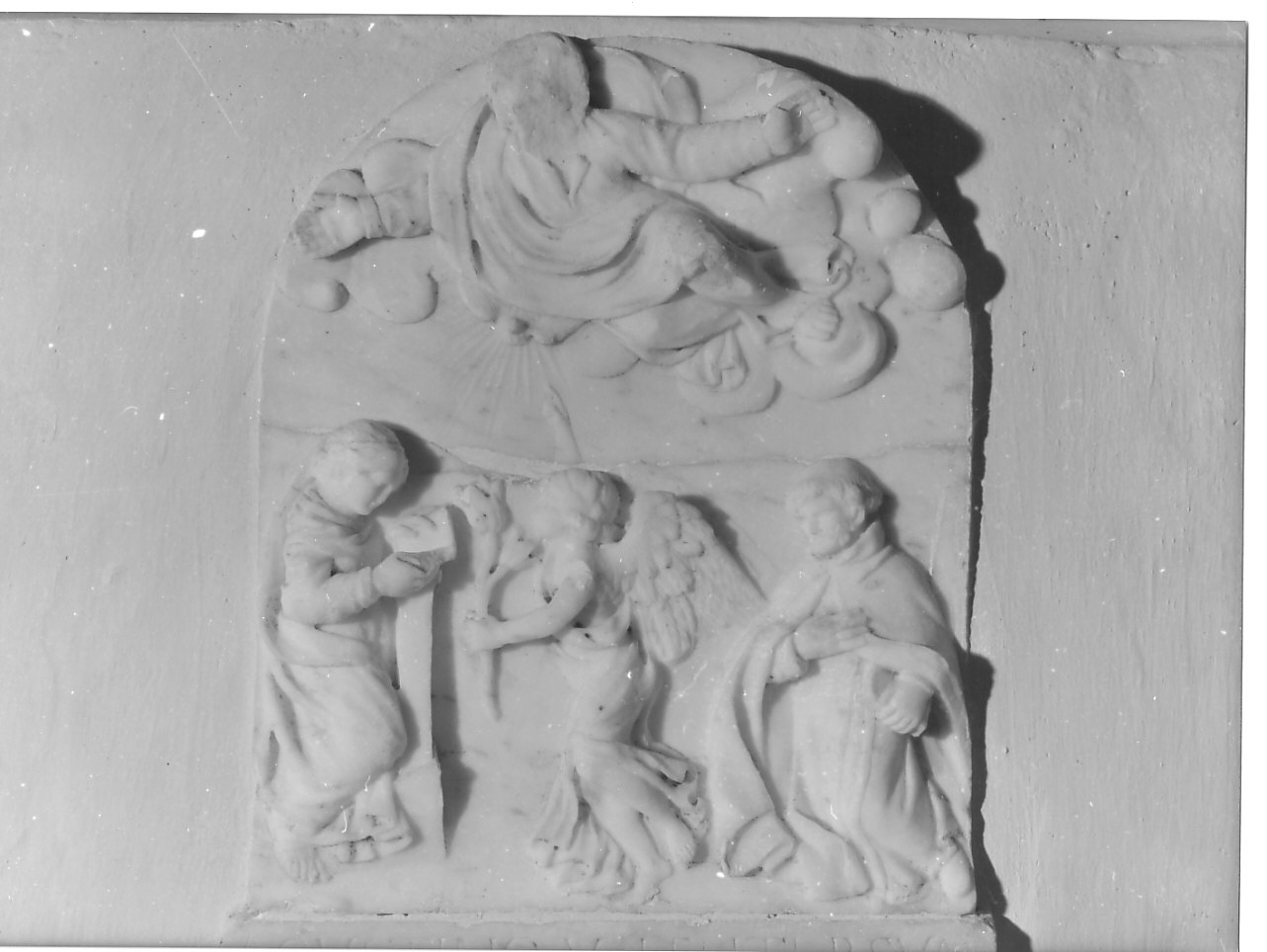 Annunciazione e figura maschile (rilievo, opera isolata) - bottega italiana (terzo quarto sec. XVII)