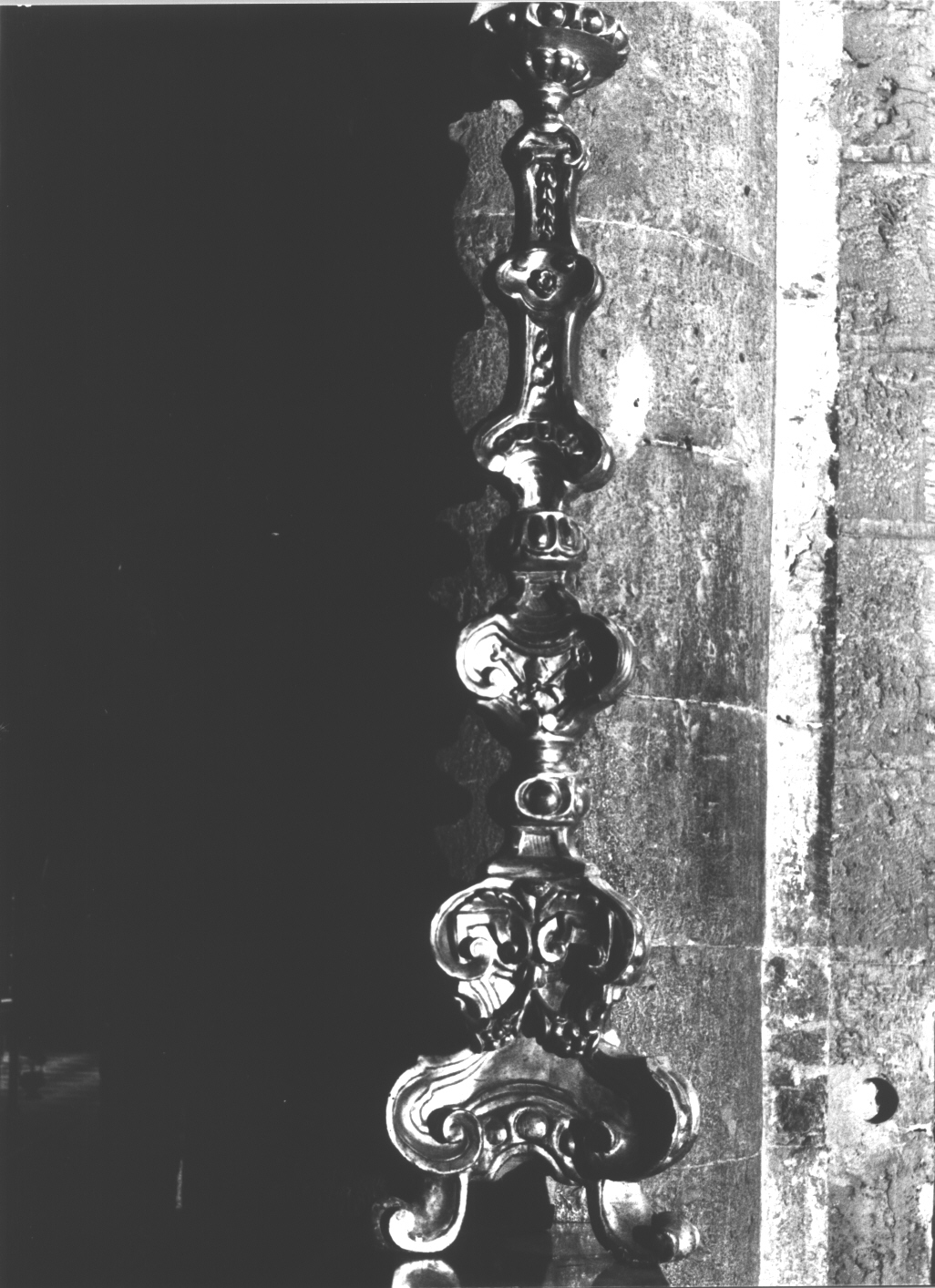 motivi decorativi a volute/ festone con fiori/ motivi decorativi vegetali/ stemma vescovile (candelabro, serie) - bottega italiana (sec. XIX)
