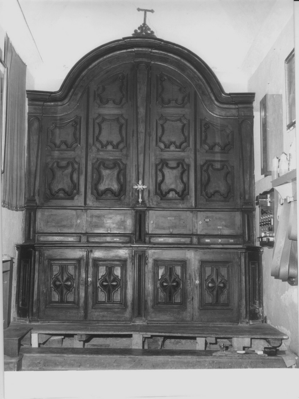 credenza a due corpi, opera isolata - bottega genovese (ultimo quarto sec. XVIII)