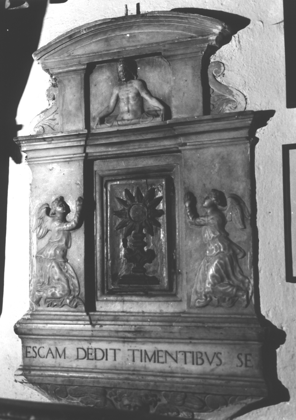 Cristo risorto/ motivi decorativi a volute/ angeli/ testa alata (tabernacolo murale, opera isolata) - bottega italiana (primo quarto sec. XVII)