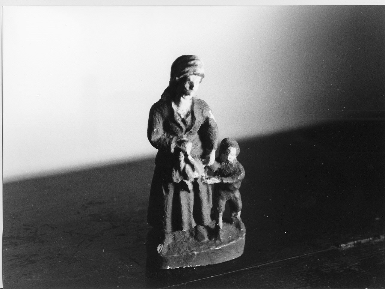 figura femminile con bambino (statuetta di presepio, opera isolata) - PRODUZIONE LIGURE (secc. XIX/ XX)