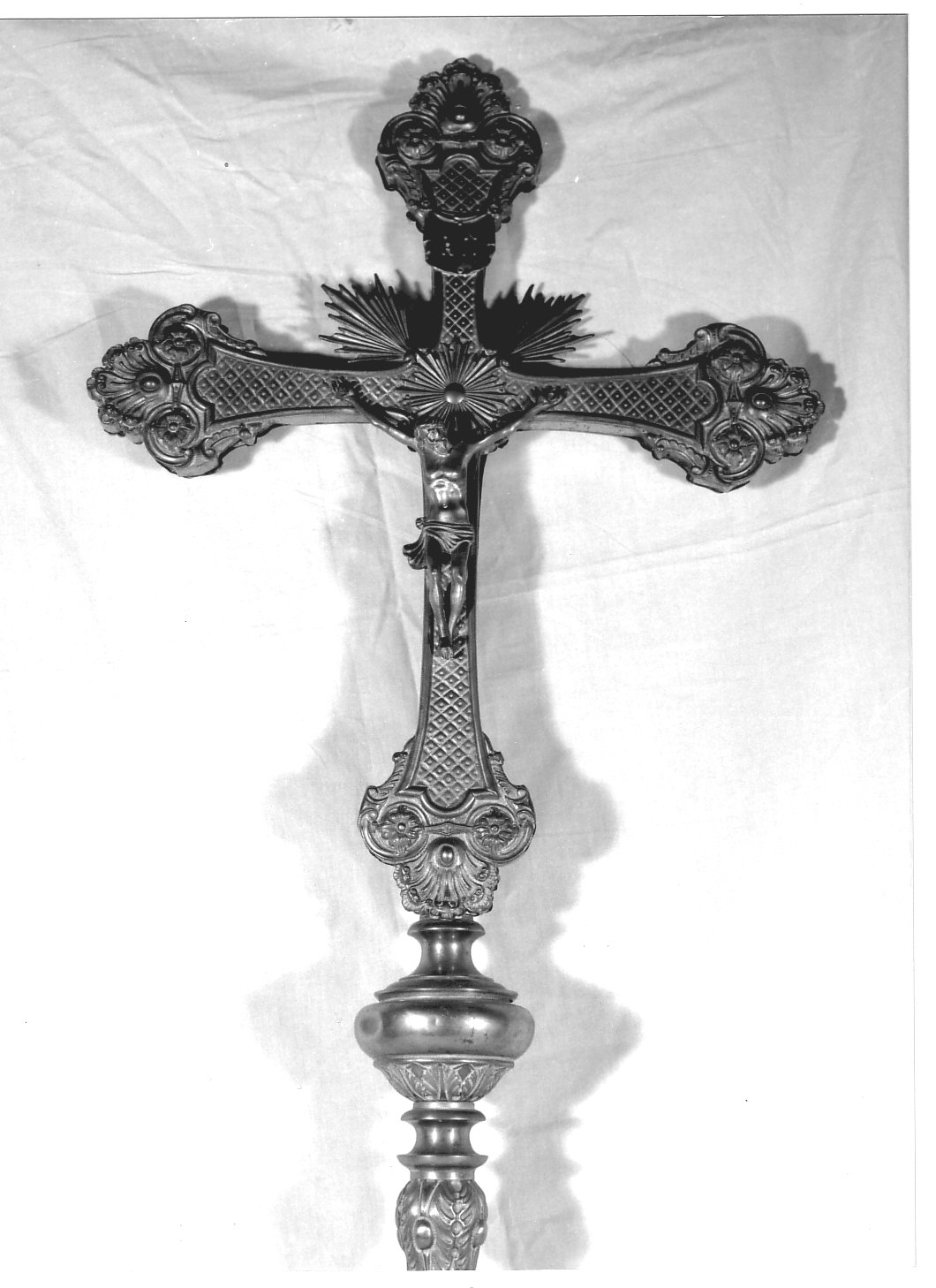 Cristo crocifisso (croce processionale, opera isolata) - produzione Italia settentrionale (fine/inizio secc. XIX/ XX)