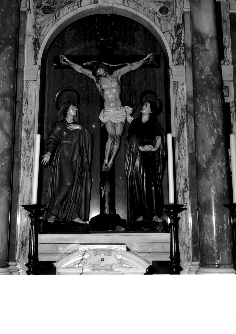 crocifissione di Cristo con la Madonna e San Giovanni Evangelista (gruppo scultoreo, opera isolata) - bottega piacentina (sec. XIX)
