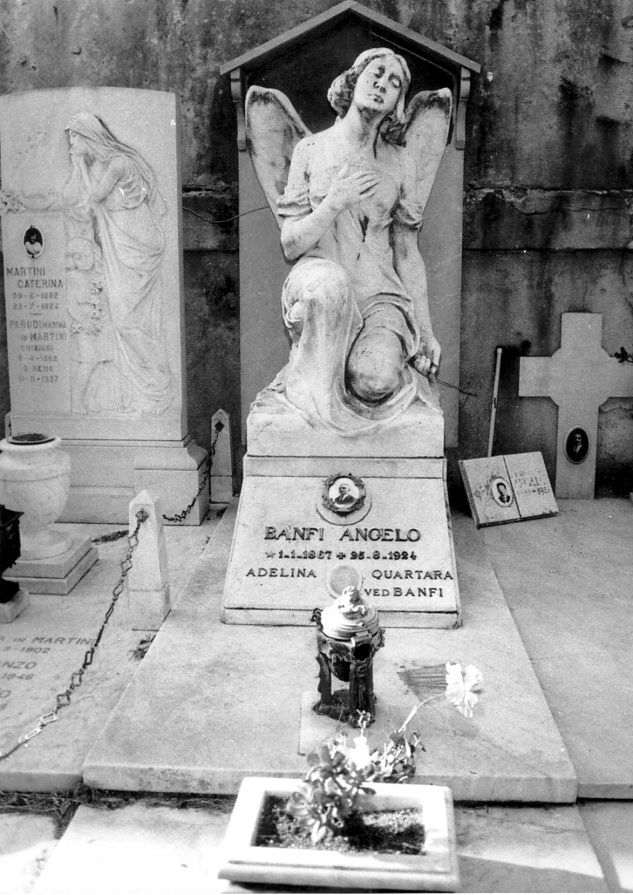 angelo inginocchiato (statua, opera isolata) - bottega ligure (secondo quarto sec. XX)