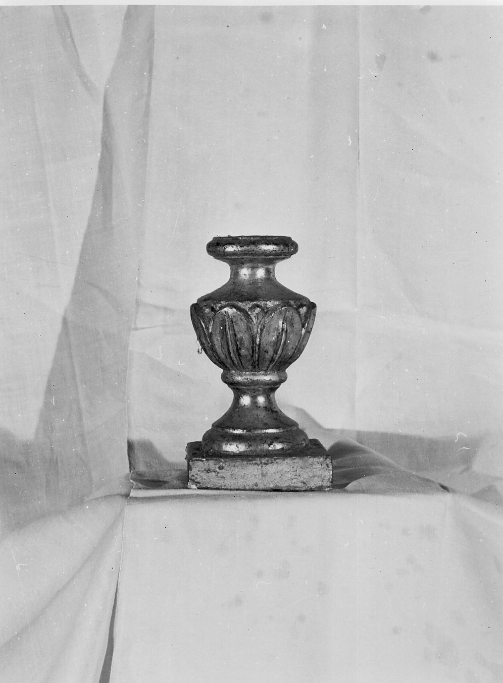 vaso d'altare con composizione floreale, serie - bottega ligure (prima metà sec. XIX)