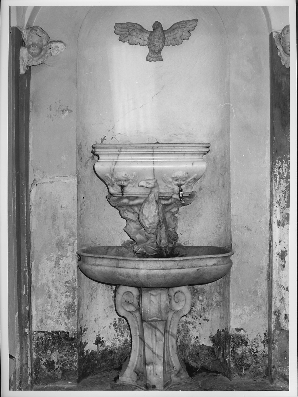 colomba dello Spirito Santo/ cherubini/ aquila (lavabo, opera isolata) - bottega italiana (sec. XVIII)