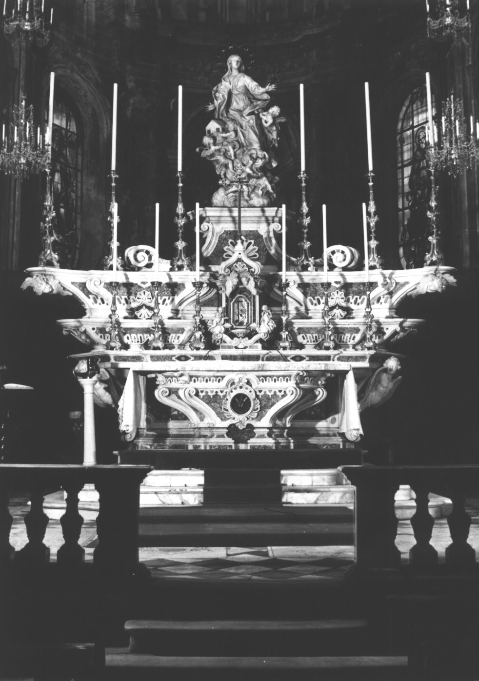 angeli/ teste alate/ motivi decorativi a volute (altare maggiore, insieme) di Schiaffino Francesco Maria (sec. XVIII)