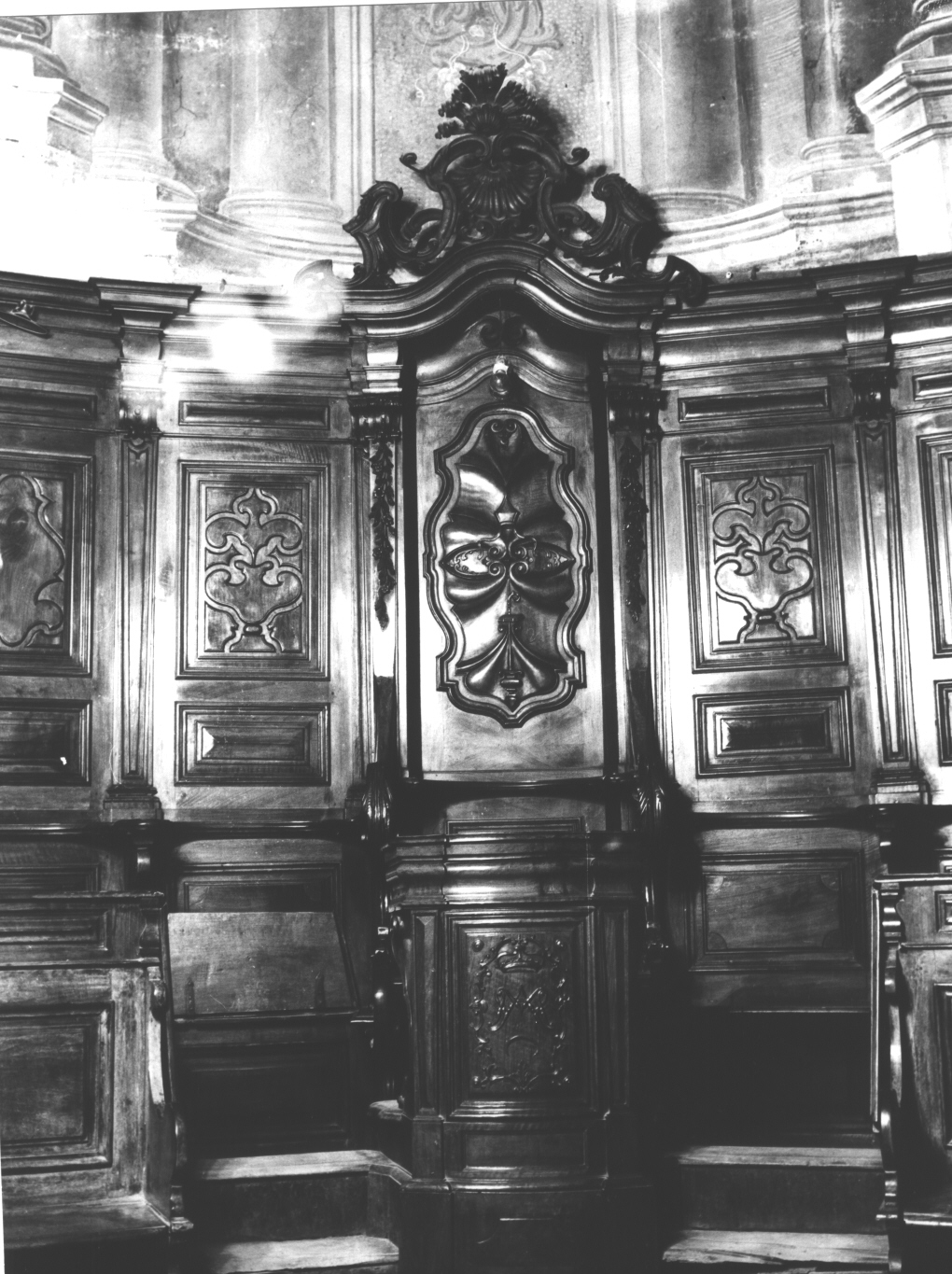motivi decorativi vegetali/ motivi decorativi floreali (stalli del coro, insieme) di Sciaccaluga Giuseppe (sec. XVIII)