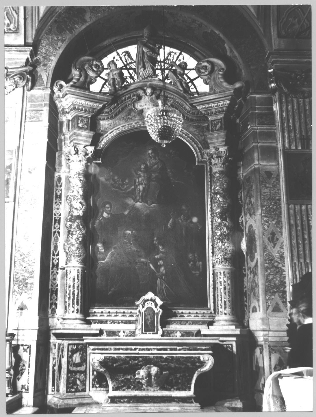 Sant'Erasmo/ putti / veliero/ motivi decorativi a volute di foglie d'acanto/ testa alata (altare, insieme) - bottega italiana (sec. XVIII)