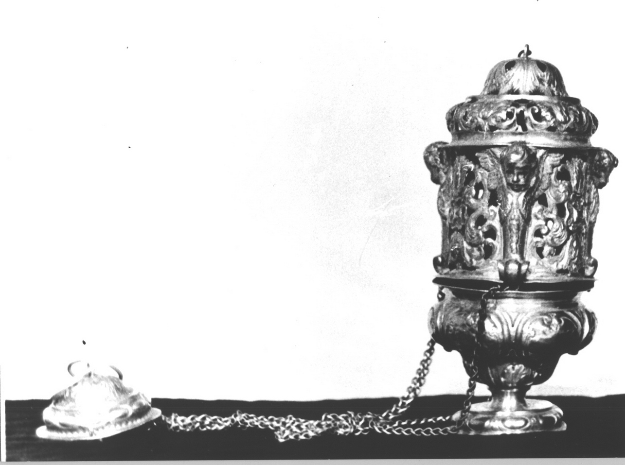 cherubini e motivi decorativi fitomorfi/ motivi decorativi a volute (turibolo, opera isolata) - bottega genovese (sec. XVIII)