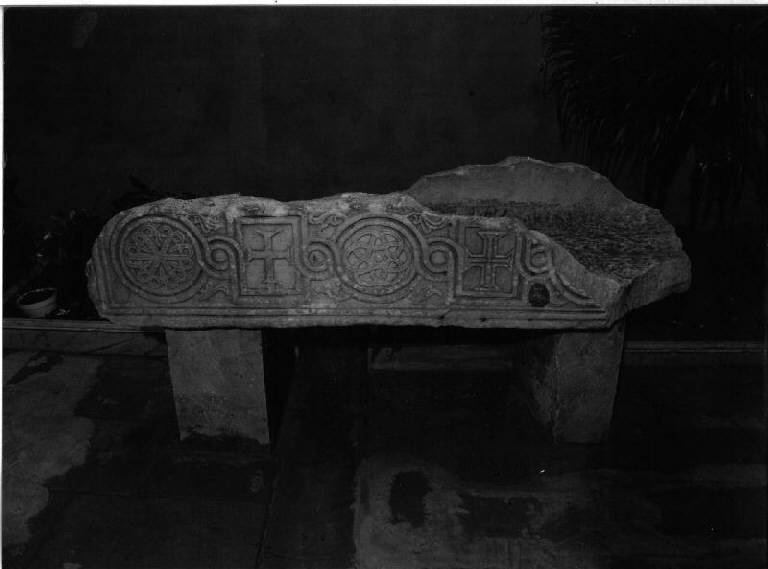 sarcofago - a cassa - bottega ravennate (secc. VII/ VIII)