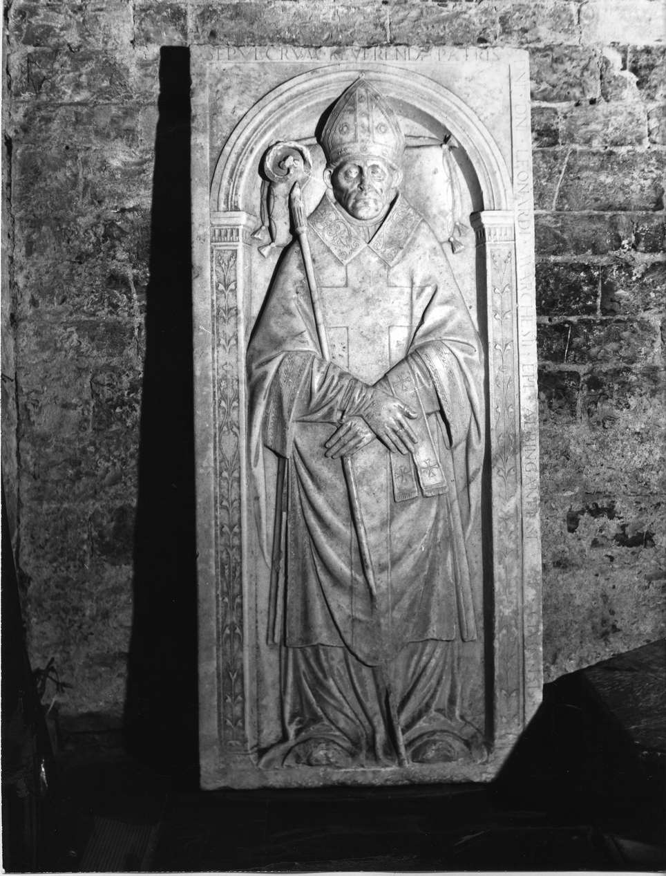 vescovo Leonardo Marchese (lastra tombale, opera isolata) - bottega ligure (sec. XVI)