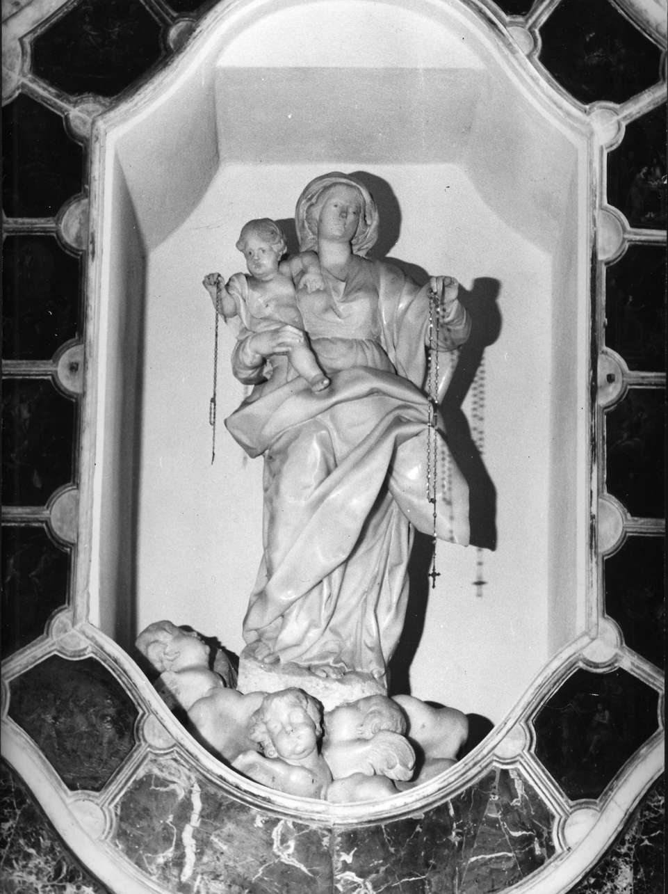 Madonna con Bambino e angeli (statua, opera isolata) - bottega ligure (seconda metà sec. XVII)
