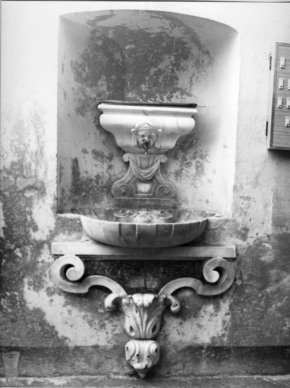conchiglia (vasca di fontana da sacrestia, elemento d'insieme) - bottega ligure (secc. XVII/ XVIII)