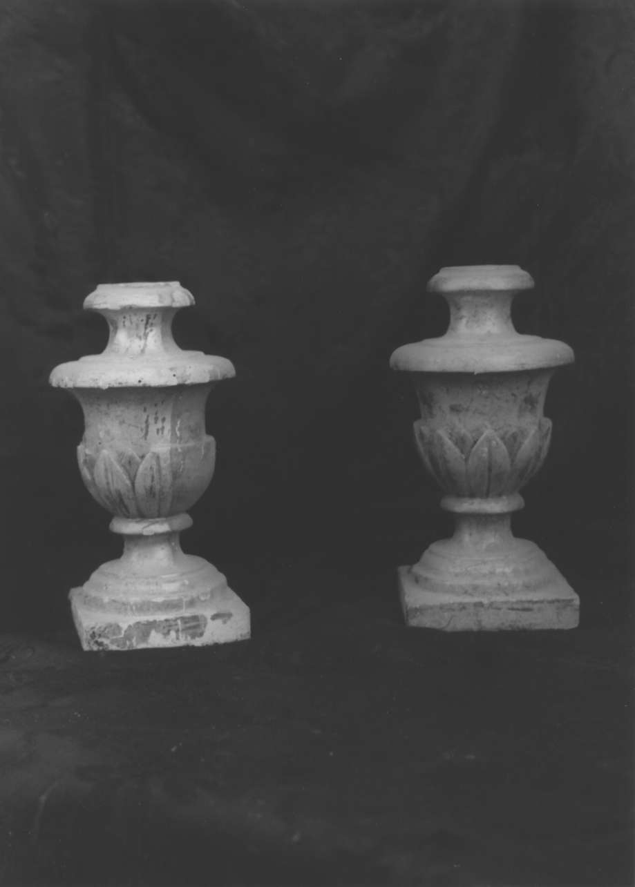 motivi decorativi vegetali stilizzati (vaso da fiori, coppia) - bottega ligure (inizio sec. XIX)