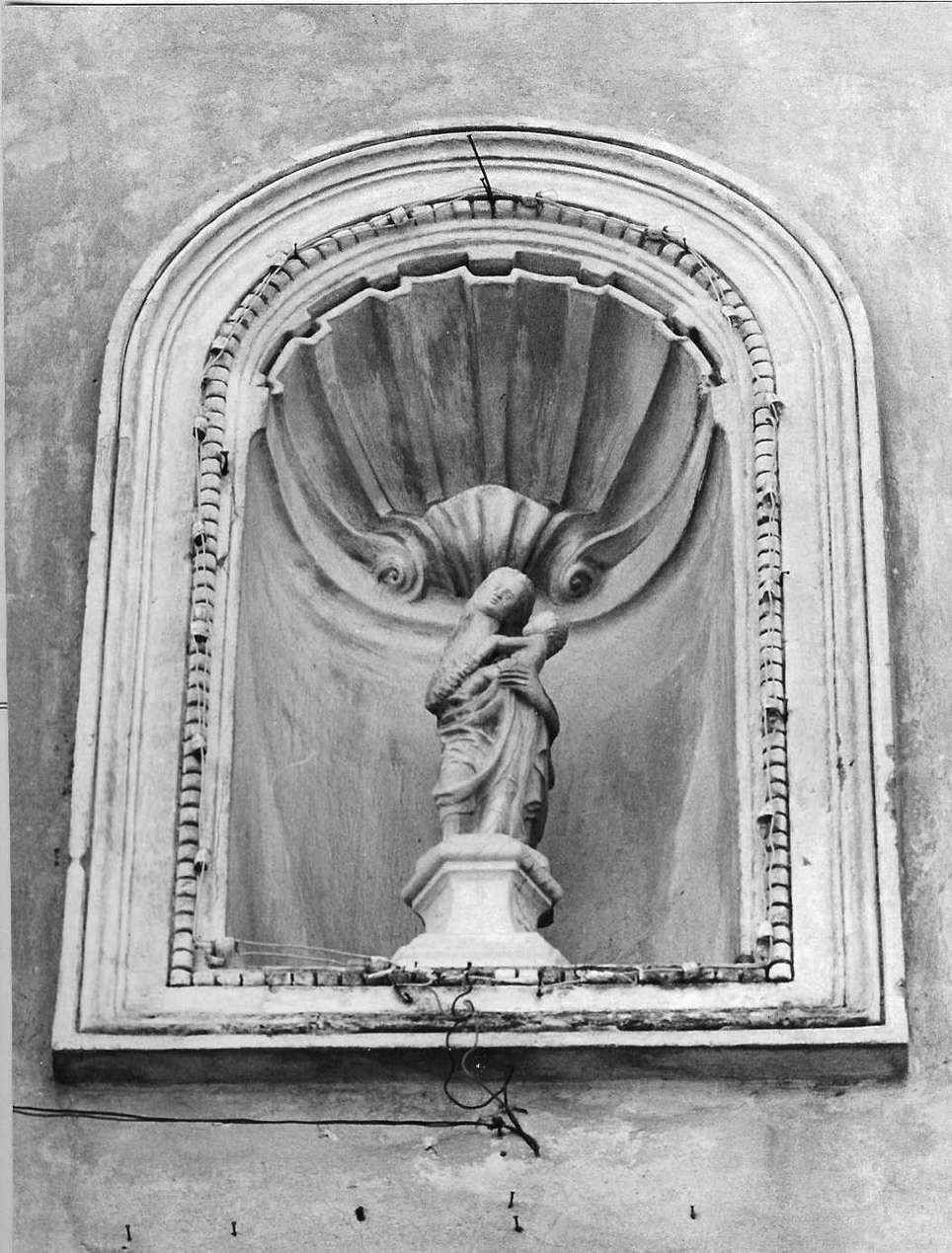 Madonna con Bambino (statuetta, elemento d'insieme) - bottega italiana (sec. XVII)