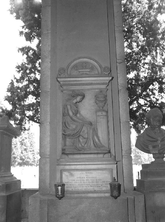figura femminile seduta (monumento funebre - a edicola, opera isolata) di Vignolo Agostino (terzo quarto sec. XIX)