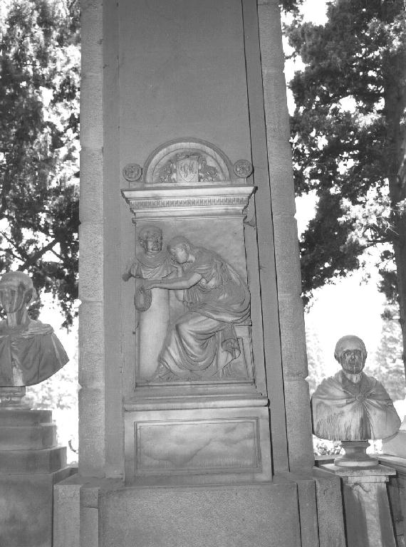 figura femminile dolente (monumento funebre - a edicola, opera isolata) di Vignolo Agostino (terzo quarto sec. XIX)