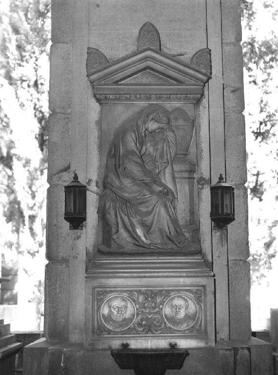 figura femminile dolente (monumento funebre - a edicola, opera isolata) di Valle Giovanni Battista (ultimo quarto sec. XIX)