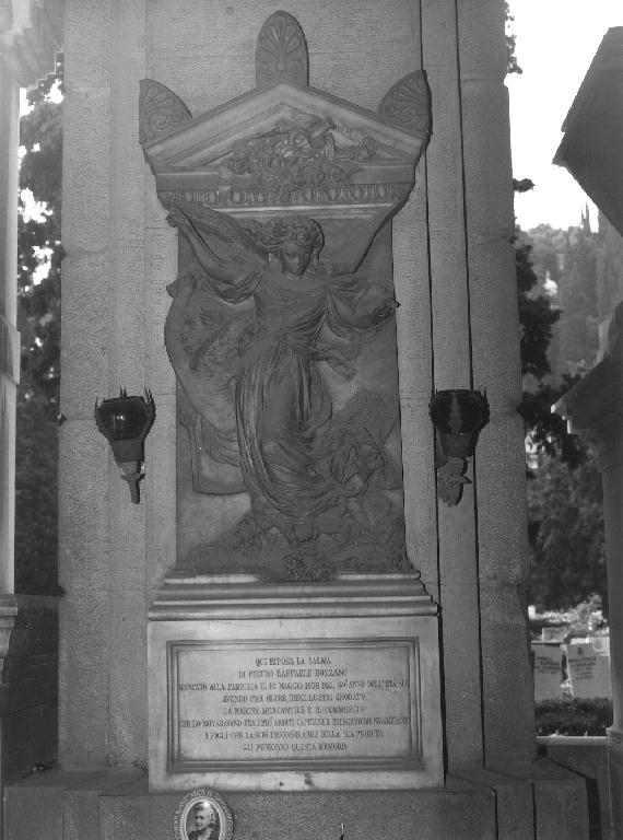 angelo con ghirlanda (monumento funebre - a edicola, opera isolata) di Valle Paolo Domenico (ultimo quarto sec. XIX)