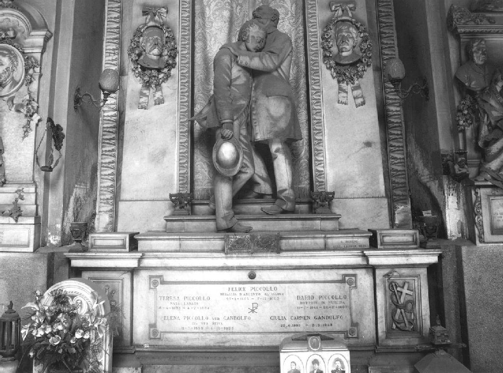 DUE UOMINI SI ABBRACCIANO NEL DOLORE (monumento funebre, opera isolata) di Moreno Giacomo (sec. XIX)